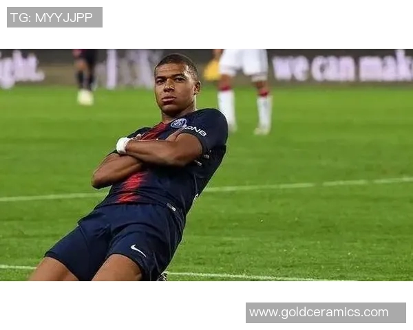 足球明星双手抱胸展现自信风采的精彩瞬间图片分享